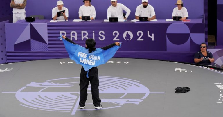 Descalifican a refugiada afgana por llevar capa de ‘Mujeres Afganas Libres’ en los Juegos Olímpicos