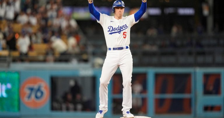 Freeman vuelve emocionado a Dodgers mientras su hijo de 3 años se recupera de rara condición médica