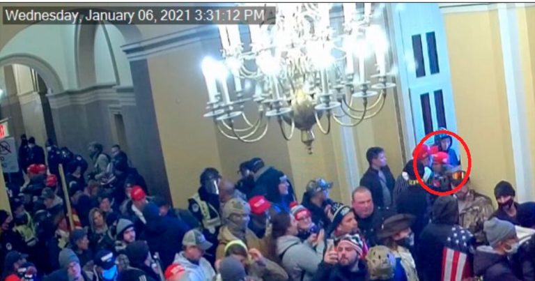 Mujer introdujo espada, látigo y otras armas en el Capitolio durante disturbios del 2021