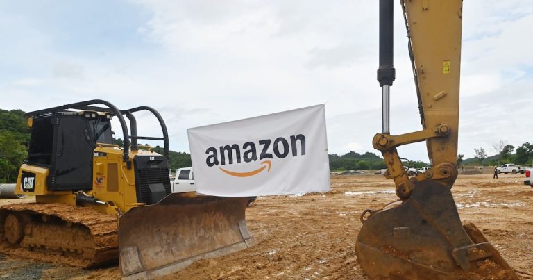 Se tumban dos excavadoras en predios donde se construye el centro de entrega de Amazon en Dorado