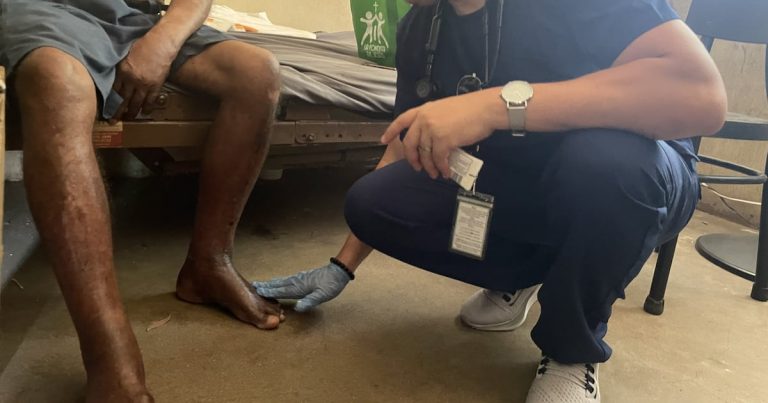 Ofrecen apoyo a personas sin hogar ante paso de la tormenta Ernesto