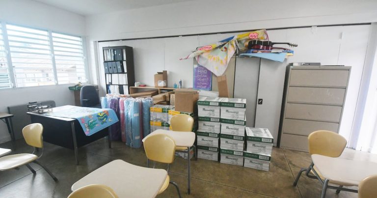 Directora de escuela en Toa Baja solicita ayuda para mover equipo nuevo que podría quedar bajo agua por tormenta Ernesto
