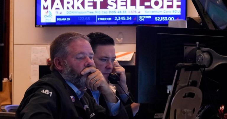 Caen los mercados ante preocupaciones sobre la economía de EE. UU.