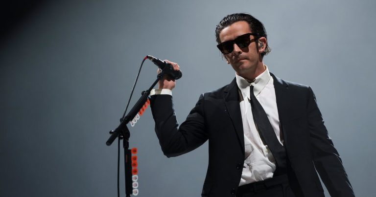 Festival de Malasia demanda a la banda The 1975 tras Matty Healy besar a otro hombre en tarima