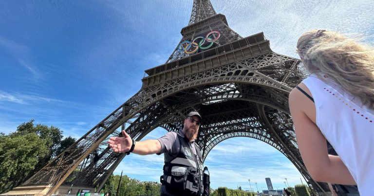 Hombre causa evacuación de la Torre Eiffel horas antes de la clausura de los Juegos Olímpicos