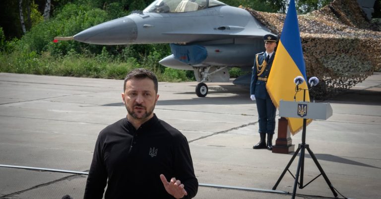 Zelenskyy muestra aviones de combate F-16 recién llegados para combatir contra Rusia