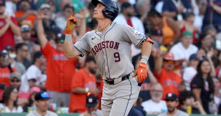 Yordan Álvarez conecta 2 jonrones y remolca 3 carreras, Astros vencen 5-4 a Medias Rojas