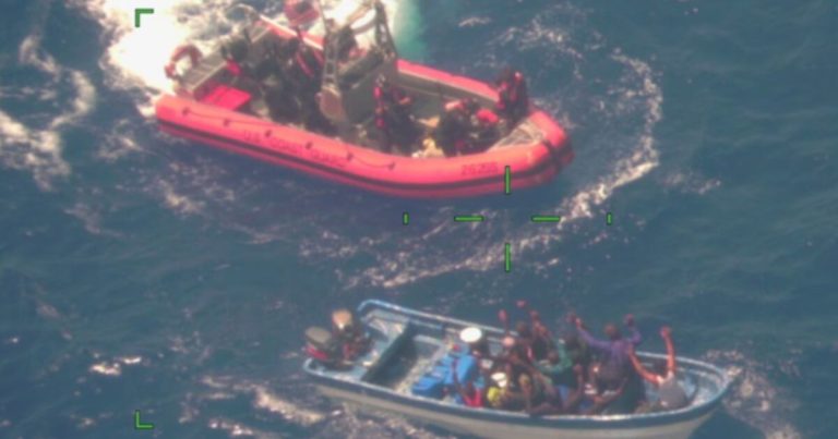 Guardia Costera detiene a sospechosos de contrabando y cargamento de cocaína cerca de Aguadilla