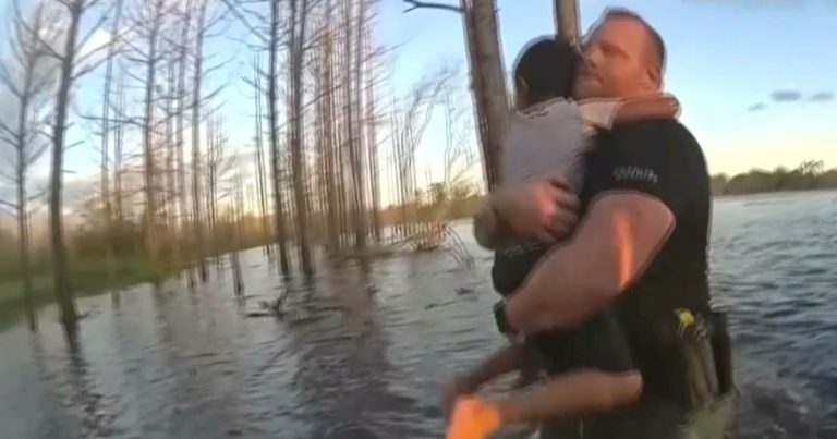 Video: El emotivo momento en que un policía rescata a un niño autista en un lago