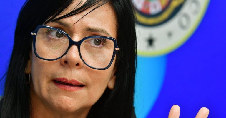 Educación utiliza casi $250 mil en compra de 24 mil bultos con el nombre de la secretaria