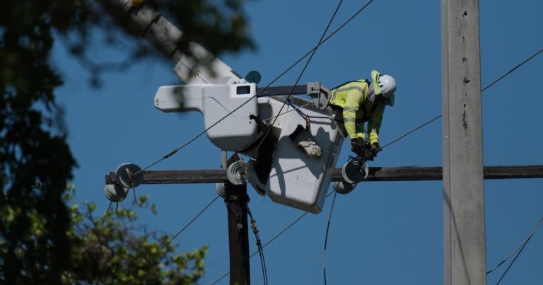 Más de 350 mil clientes sin  luz en medio del paso de la tormenta Ernesto