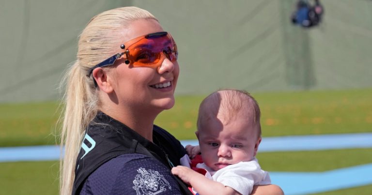 Deportista de Gran Bretaña obtiene medalla de plata tres meses después de ser madre por primera vez