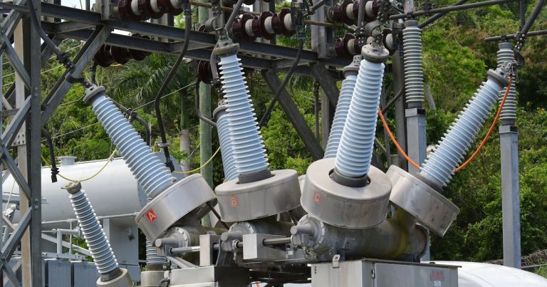 Bomberos atienden explosión en subestación de LUMA en Carolina