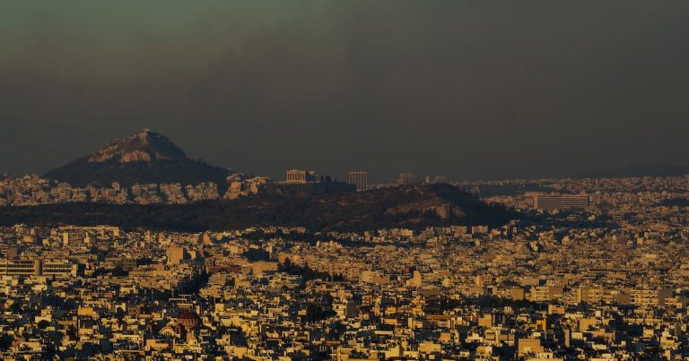 Refuerzos y vientos más suaves ayudan a bomberos en lucha contra incendios en suburbios de Atenas