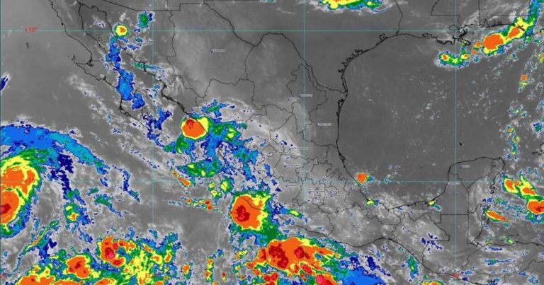 Huracán Carlotta se intensifica mientras avanza por el Pacífico