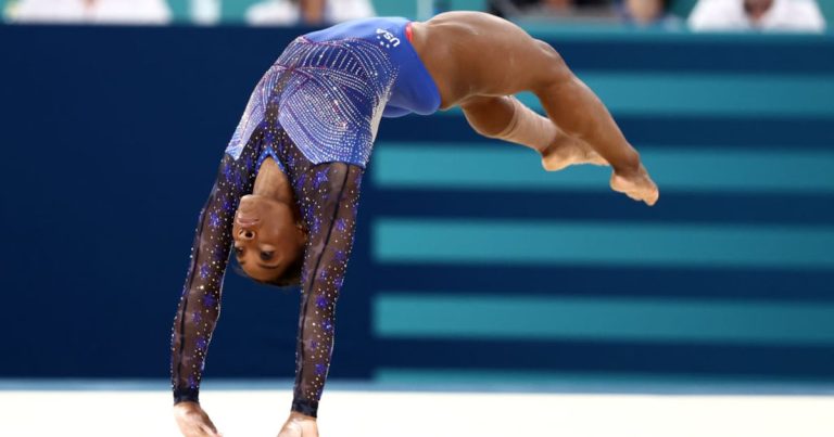 El adorable collar de Simone Biles con una cabra de brillantes, haciéndole honor a su apodo “GOAT”