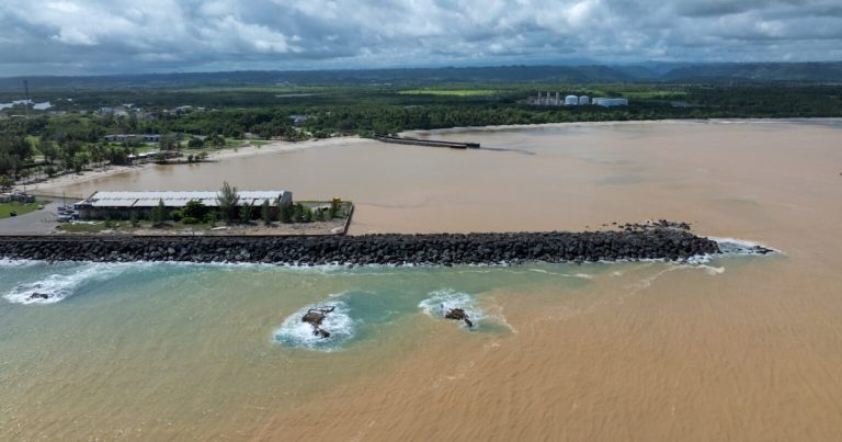 Desplazadas por las olas: comunidades en Arecibo batallan contra la erosión costera