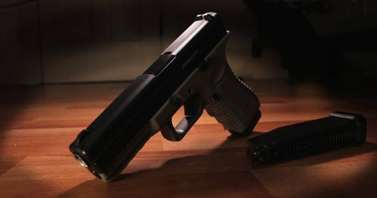 Joven de 22 años resulta herido de bala frente a restaurante en Piñones