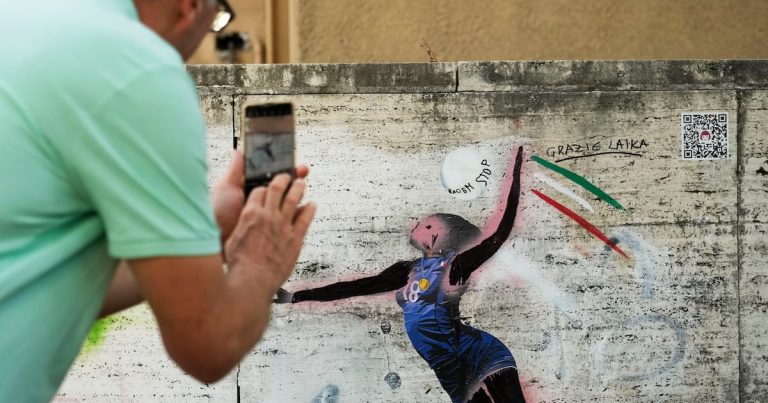 Denuncian vandalismo de obra callejera que reconoce a atleta que ganó oro con Italia en voleibol