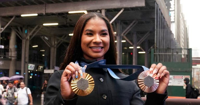 Gimnasta estadounidense tendrá que devolver su medalla de bronce
