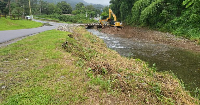 Una vivienda afectada y varias carreteras obstruidas en Adjuntas tras paso de Ernesto