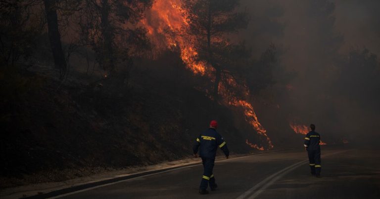 Incendio forestal arde al noreste de Atenas