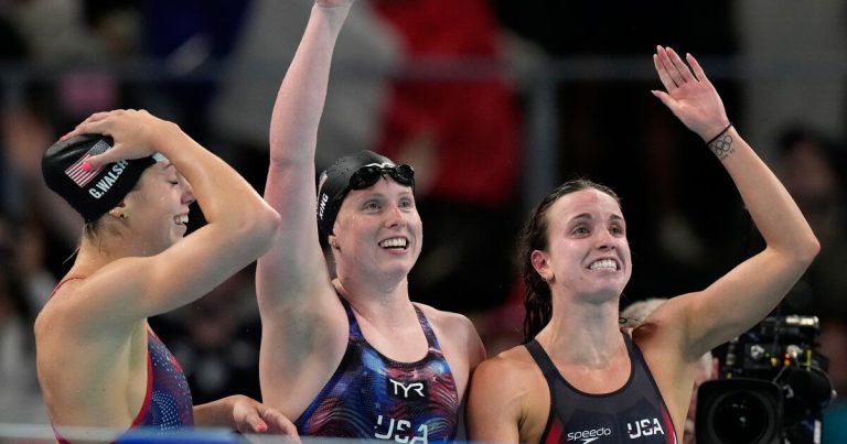 Estados Unidos bate dos récords mundiales en última noche de natación olímpica