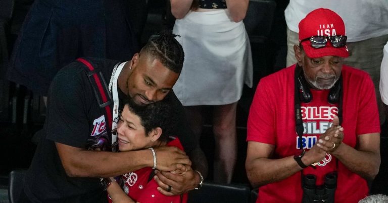 El safety de los Bears, Jonathan Owens regresa orgulloso del desempeño de Simone Biles en París