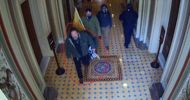 Encarcelan a hombre acusado de asaltar el Capitolio tras amenazar a jueza