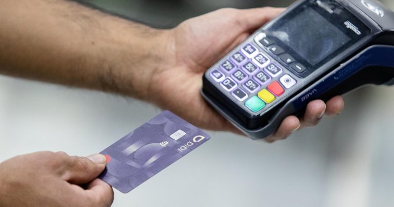 DACO advierte a comercios que deben ofrecer dos alternativas de pago a los clientes