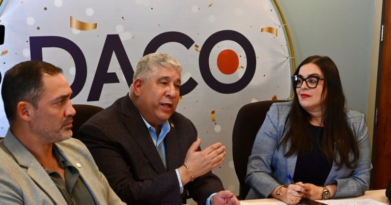 Piden a DACO iniciar orientación sobre prácticas ilegales de cobro de propinas