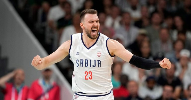 Serbia y Grecia avanzan a cuartos en baloncesto olímpico de París