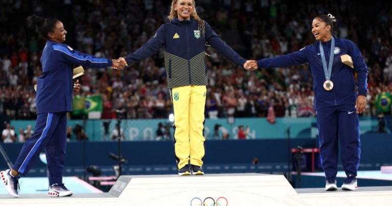 Lo que dijo Michelle Obama sobre la foto de Simone Biles y Jordan Chiles inclinándose ante Rebeca Andrade