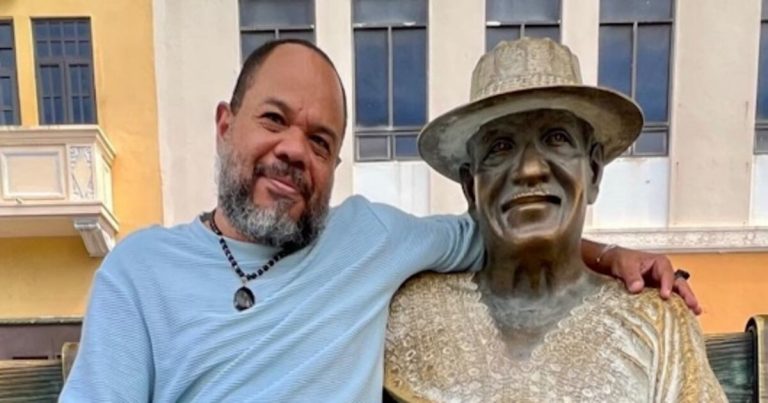 Arrestan a hombre por causarle daños a escultura de “Tite” Curet Alonso en San Juan