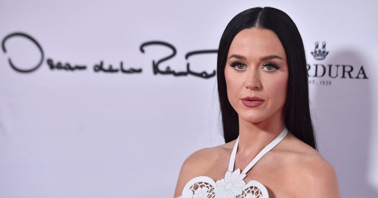 Equipo de Katy Perry afirma que recibieron “permiso verbal” para grabar video en las dunas de S’Espalmador