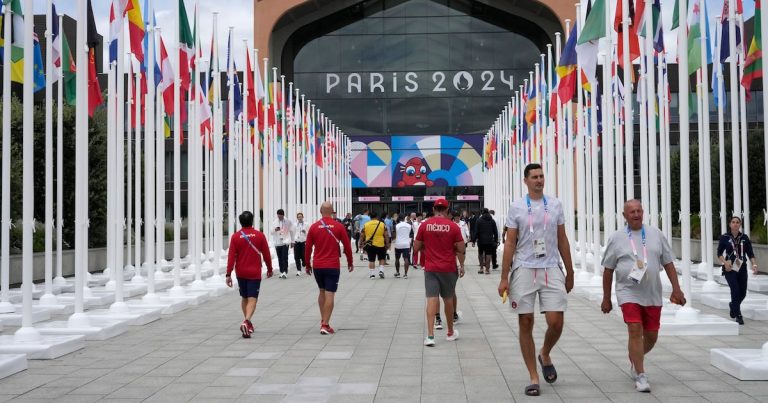 Denuncian comida con gusanos en la Villa Olímpica de París 2024