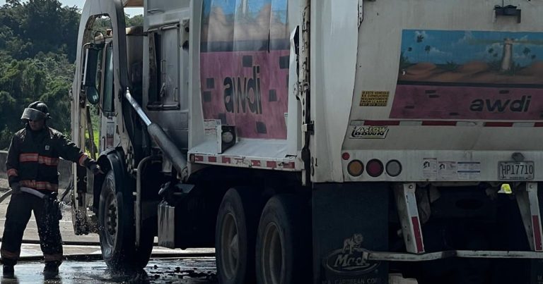 Camión de basura incendiado en el expreso 22 de Barceloneta