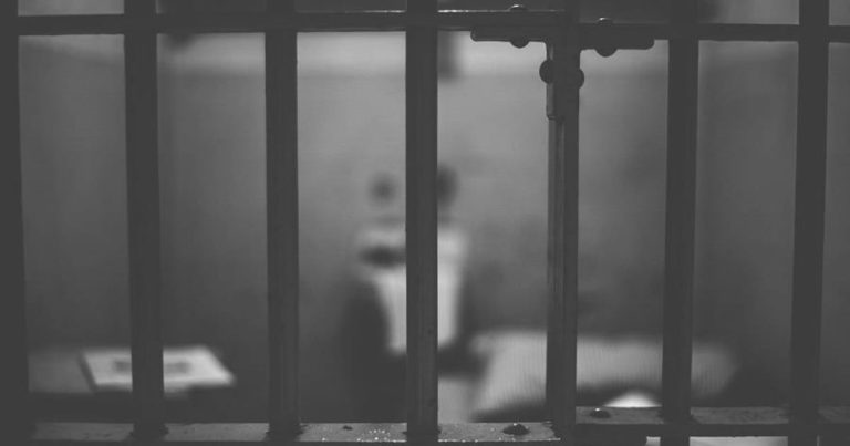 Muerte de empleado en prisión de California es investigada por posible contacto con fentanilo