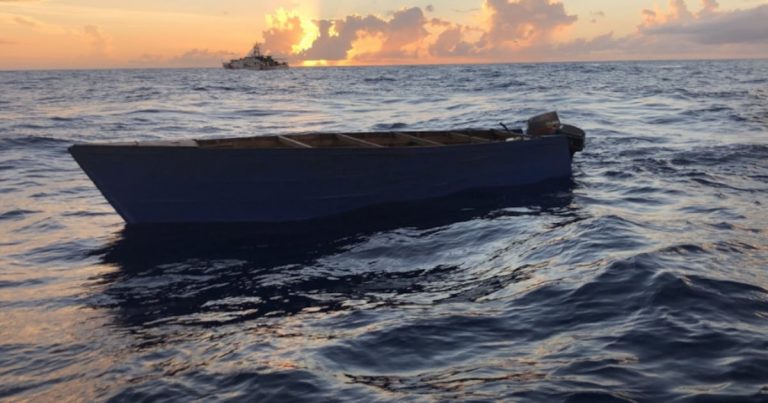 Intervienen con personas que pretendían entrar en yola por Isabela