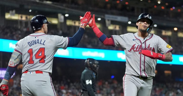 Sale y Snell tienen duelo sin anotaciones antes de que los Bravos derroten 1-0 a Gigantes en 10