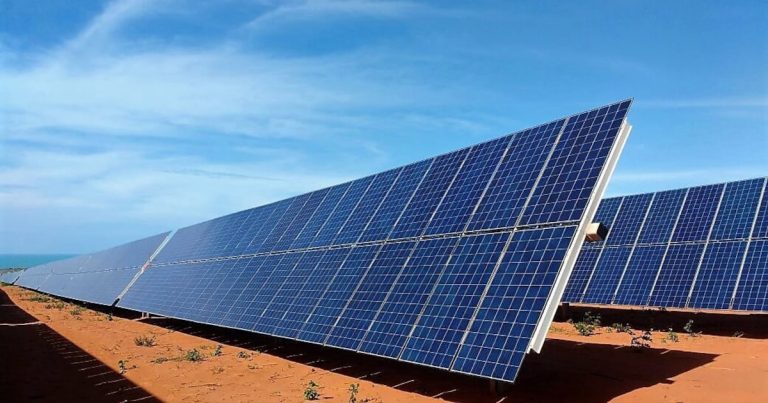 Investigadores chilenos crean robot que limpia placas solares