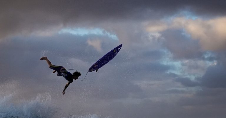 Finales de surf en Juegos Olímpicos pospuestas en Tahití a la espera de olas más grandes