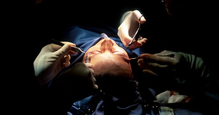 Alertan sobre médicos sin entrenamiento en cirugía plástica que practican procedimientos quirúrgicos estéticos