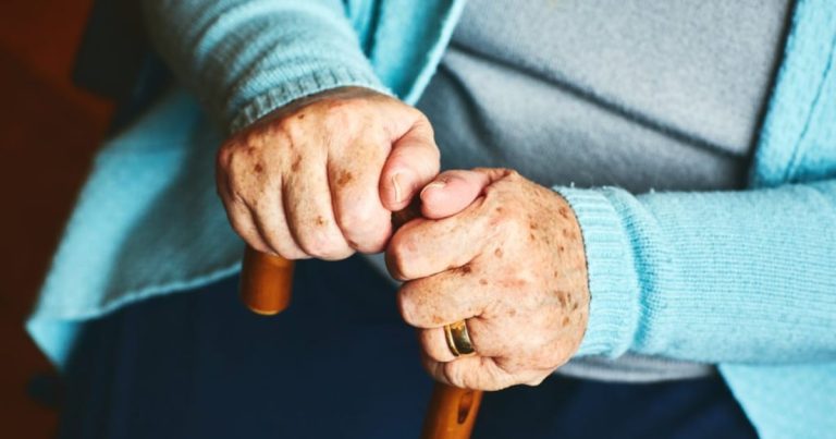 Denuncian falta de acceso a servicios para adultos mayores en las agencias de gobierno