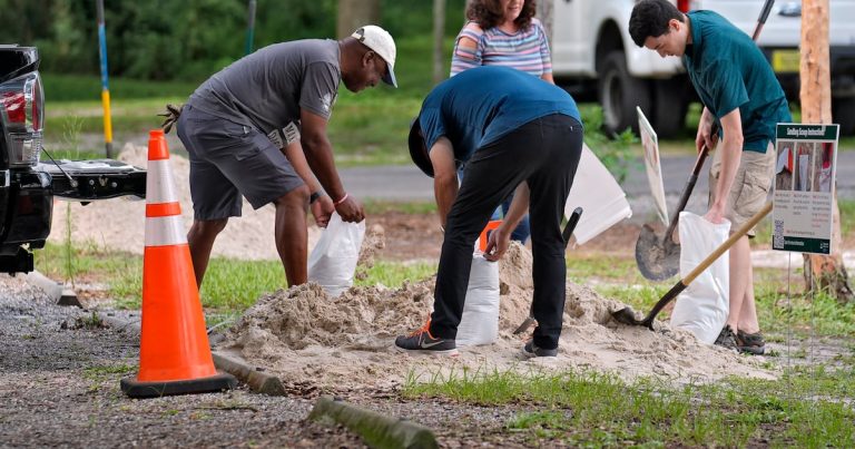 Florida se prepara para inundaciones ante el probable paso de una tormenta tropical