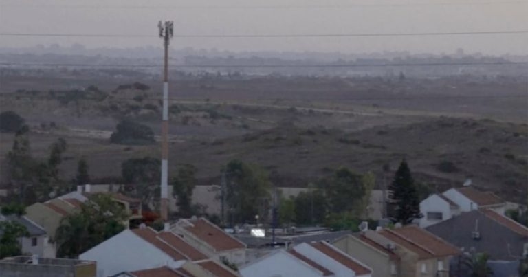 Funcionarios palestinos: ataque israelí contra escuela en Ciudad de Gaza causa al menos 80 muertos