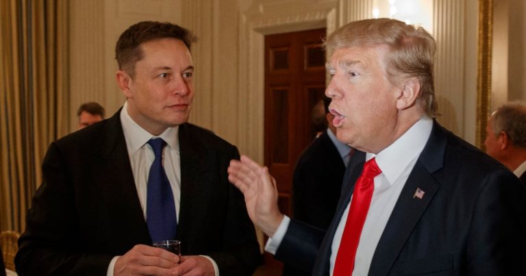 Trump y Musk hablan sobre intento de asesinato y deportaciones en accidentada entrevista en la red social X