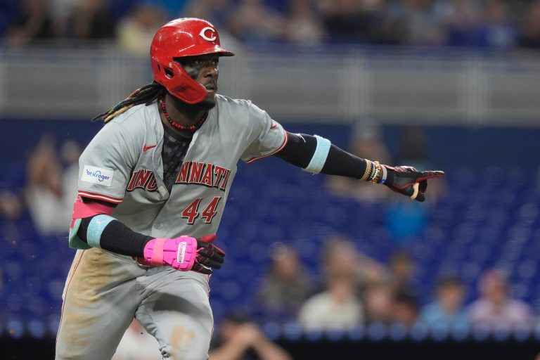 Con siete carreras en la 10ma, Rojos superan 10-4 a Marlins