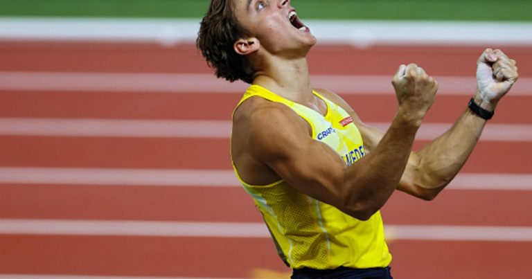 Armand Duplantis hace historia en París 2024 al romper récord mundial y llevarse el oro