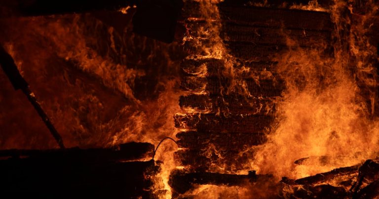 Cientos de bomberos combaten un gran incendio forestal descontrolado cerca de la capital griega